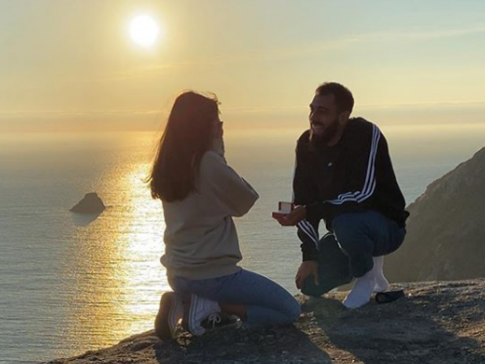 Borja Iglesias pide matrimonio a su novia.