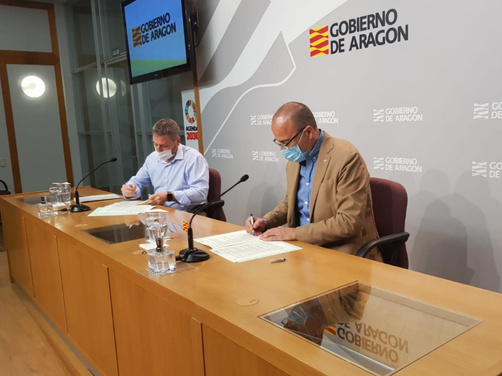 José Luis Soro y Felipe Faci han firmado el convenio de colaboración para la construcción del hangar.