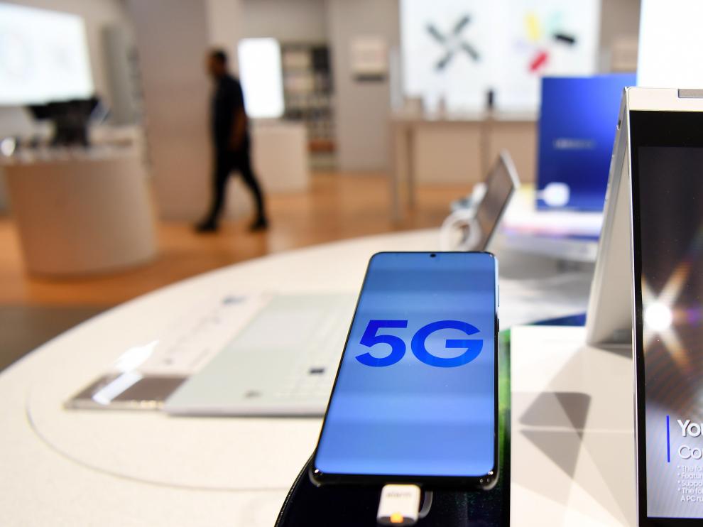 Un teléfono 5G en una tienda.