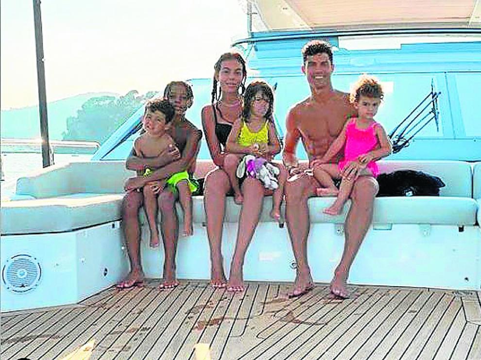 Cristiano Ronaldo ha presumido de su nuevo yate esternado en familia