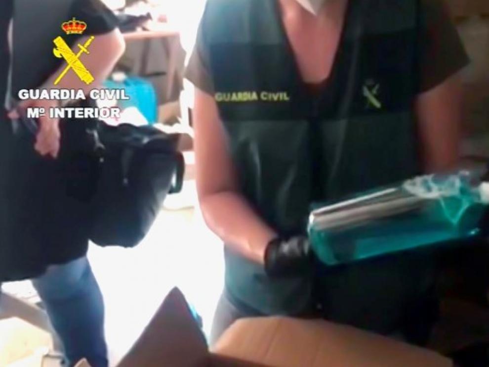 Dos detenidos por fabricar falso gel hidroalcohólico.