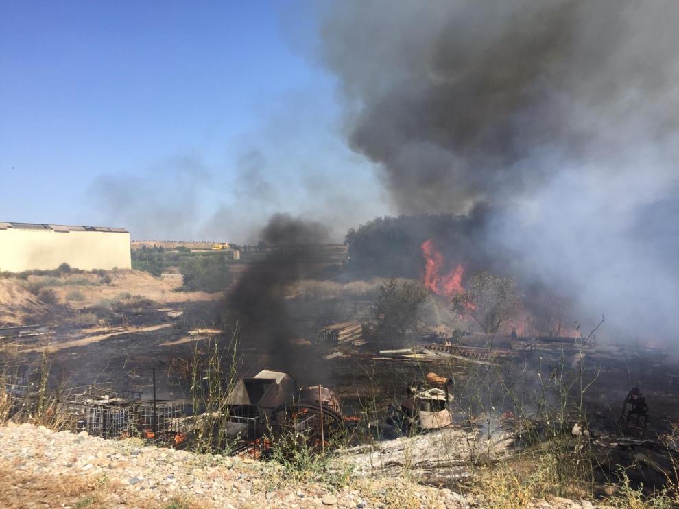 El incendio se extendió hasta la ribera del río.