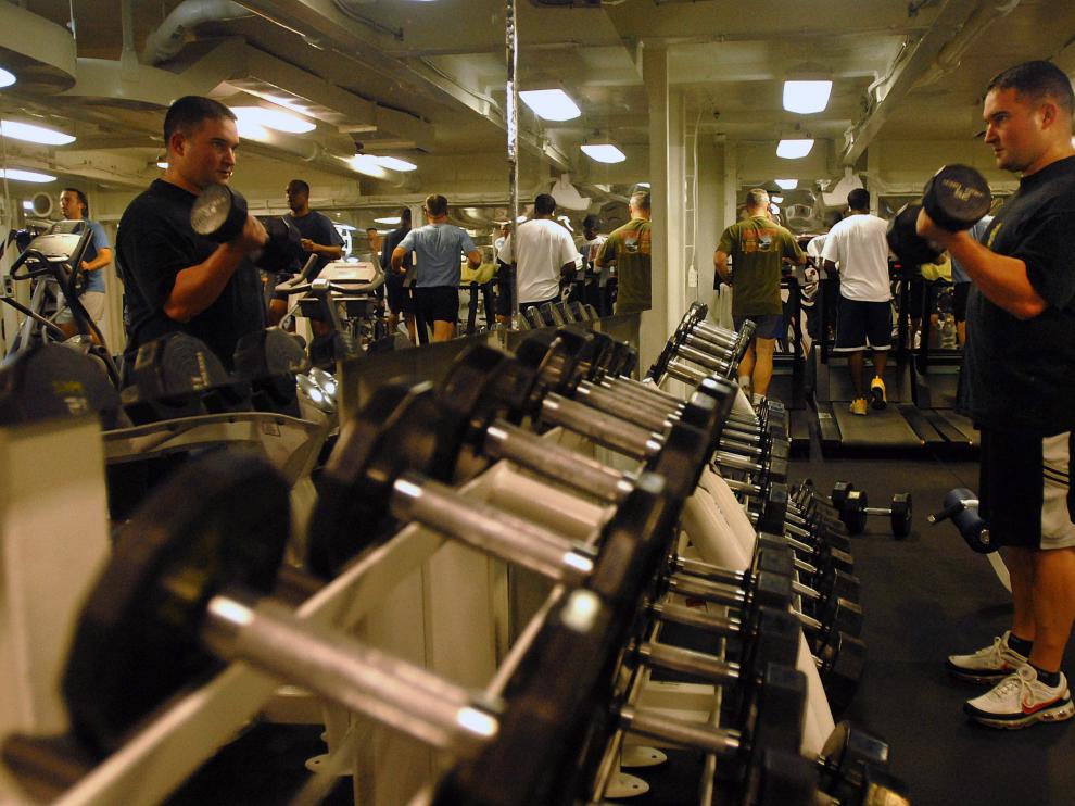 Zona de mancuernas de un gimnasio.