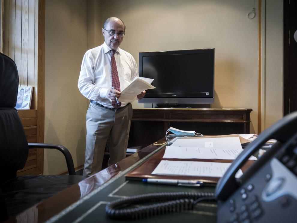 Javier Lambán, presidente de Aragón, en su despacho