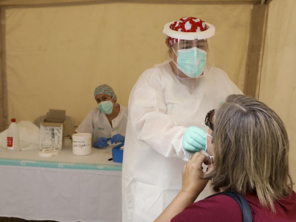 Una enfermera realizando pruebas en la carpa instalada en el Hospital Provincial de Huesca.