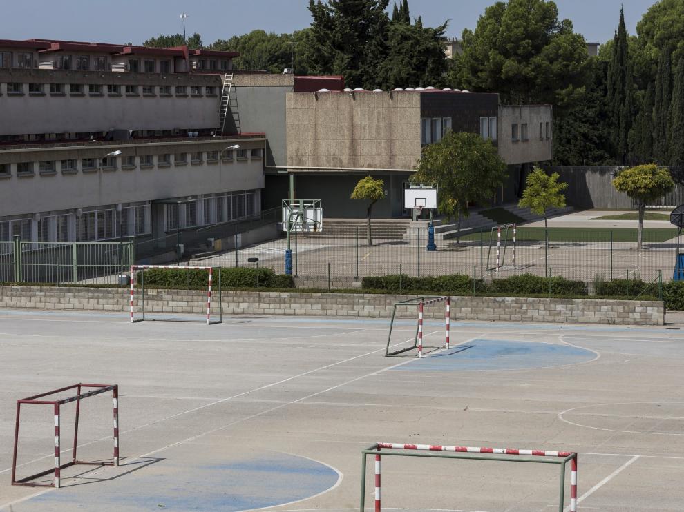 Vistas de las instalaciones deportivas del Colegio Santa María del Pilar de Zaragoza, que permanece cerrado durante el verano.