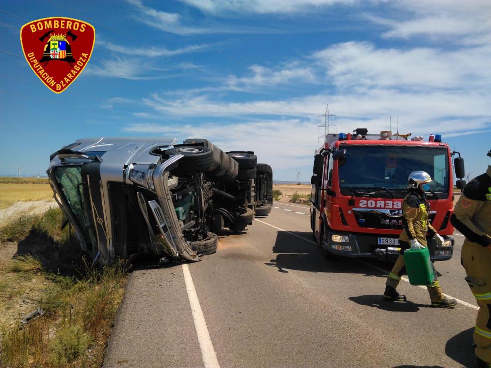 El camión quedó volcado.