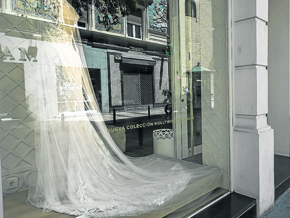 Escaparate de una de las tiendas de vestidos de novia de Zaragoza capital