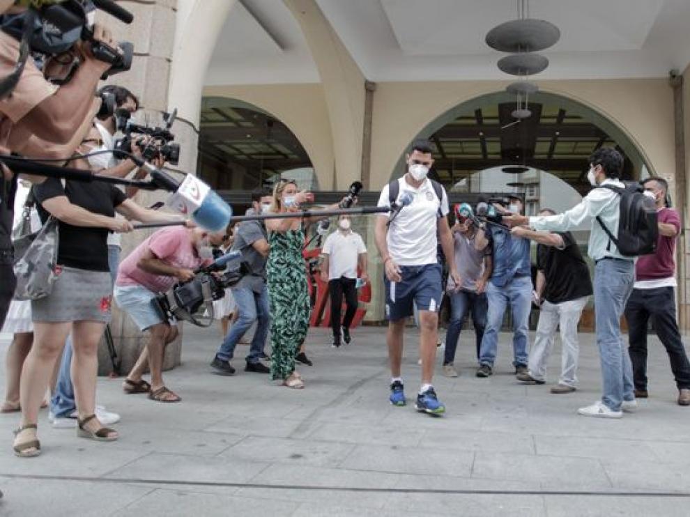 Momento en el que algunos de los futbolistas del CF Fuenlabrada confinados en el Hotel Finisterre de La Coruña abandonan el lugar para regresar a Madrid, el pasado viernes.
