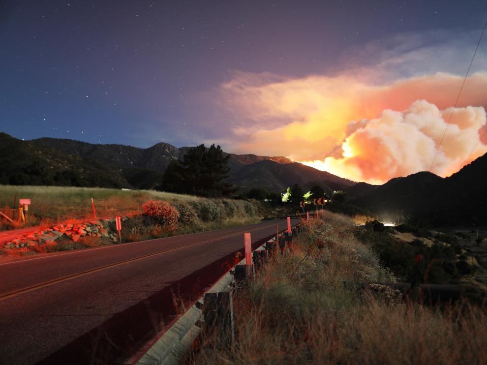 Miles de evacuados por un incendio forestal al sur de California.