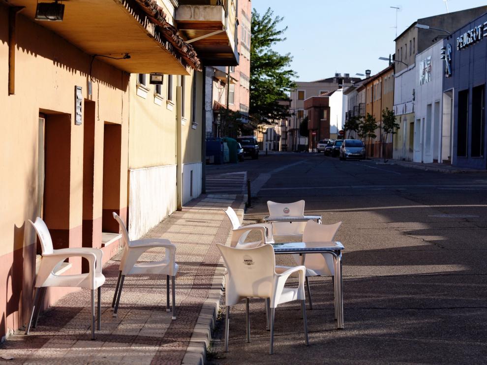 Vista de una terraza vacía en una calle de Íscar (Valladolid).