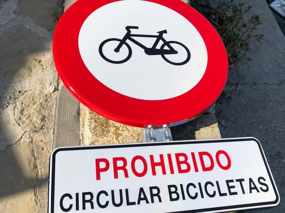 Señal colocada para prohibir la circulación en bici por la calle De la Fuente de Cerler.