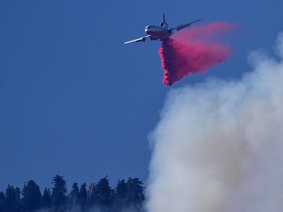Un hidroavión descarga agua sobre el incendio en Cherry Valley