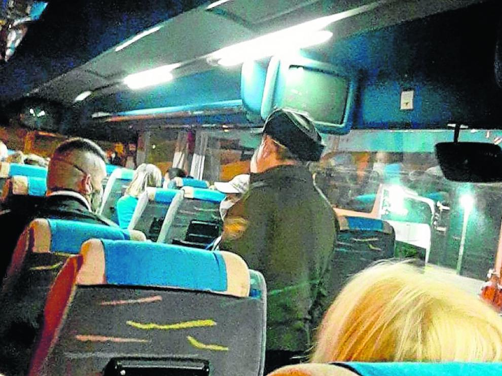 Autobús habilitado por el Gobierno de Aragón en plena estado de alarma para trasladar a temporeros a la explotaciones agrícolas