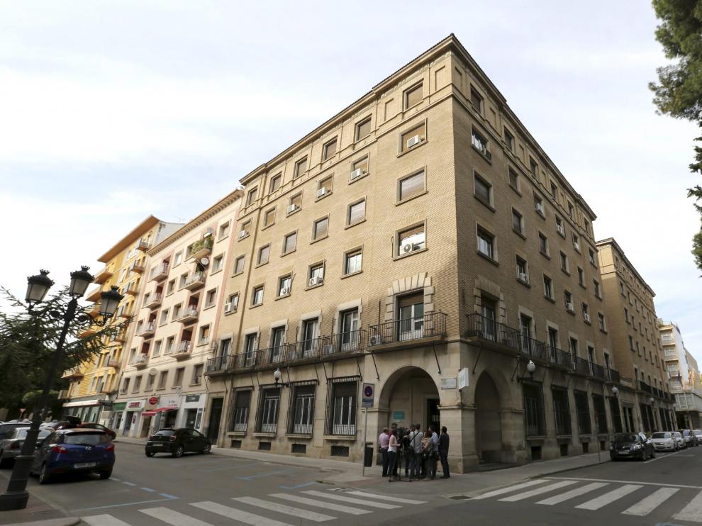 Edificio donde se encuentra el centro de salud de Santo Grial de Huesca.