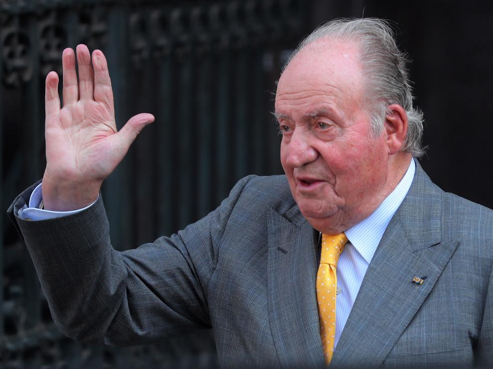 El rey Felipe VI escucha a su padre, Juan Carlos I, durante un acto celebrado en Palma de Mallorca en abril de 2018