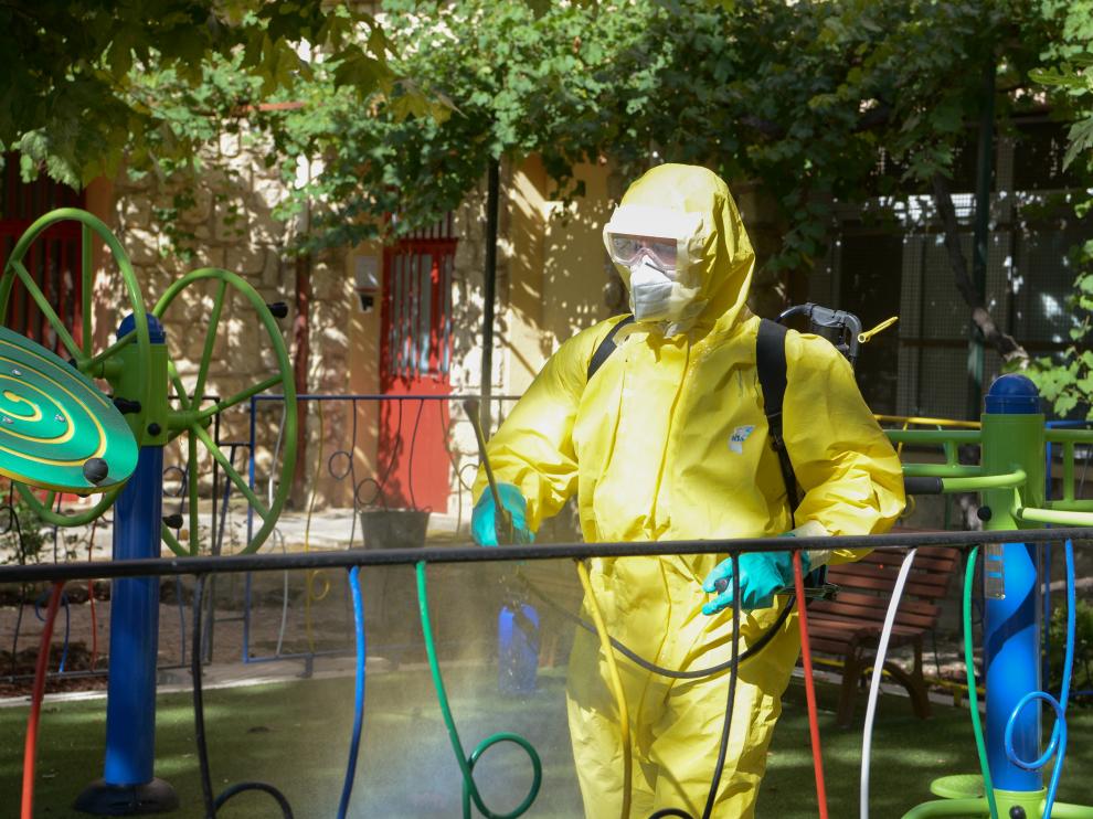 La residencia de ancianos de Burbáguena ha sido desinfectada por los Bomberos, después de haber registrado 5 fallecidos y 76 contagios de coronavirus entre residentes y personal.