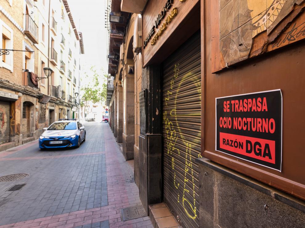 Carteles protesta de ‘se traspasa’ en los negocios de ocio nocturno de Zaragoza