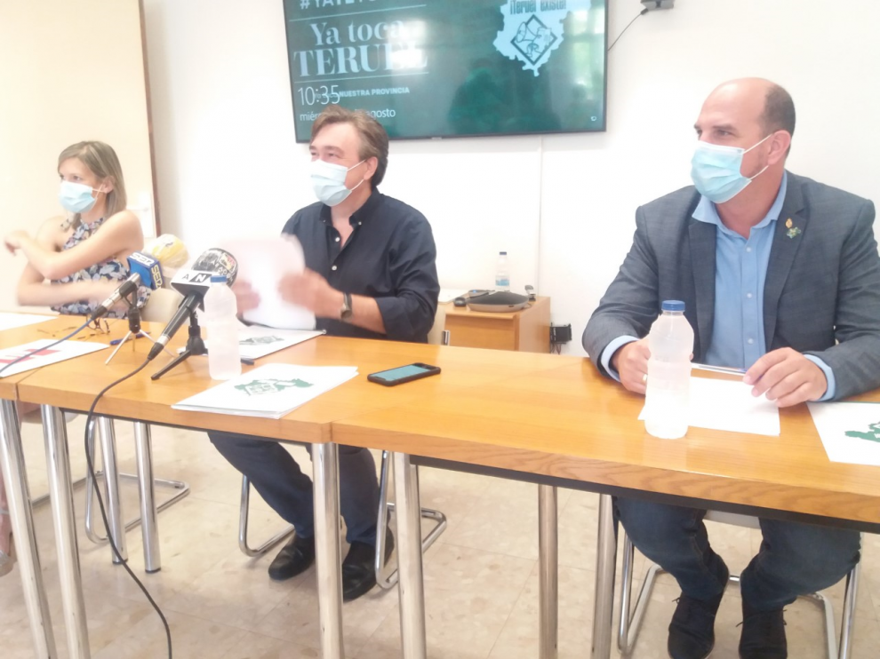 De izquierda a derecha, Bea Martín, Tomás Guitarte y Joaquín Egea, en la sede Teruel Existe.