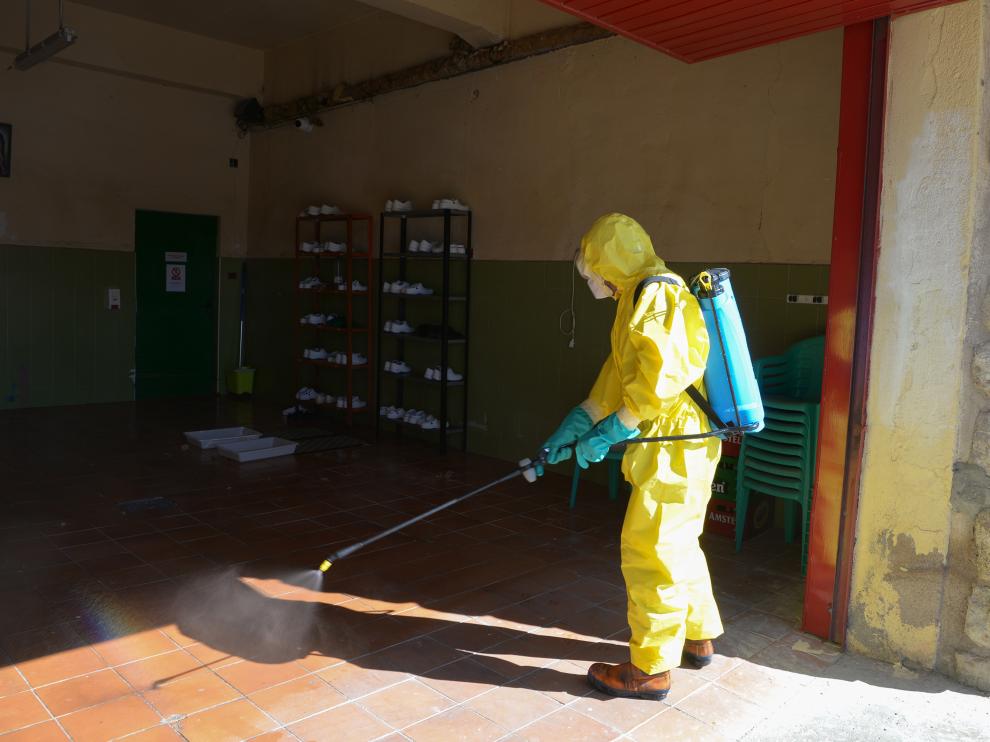 Trabajos de desinfección de la residencia de Burbáguena por los bomberos de la DPT.