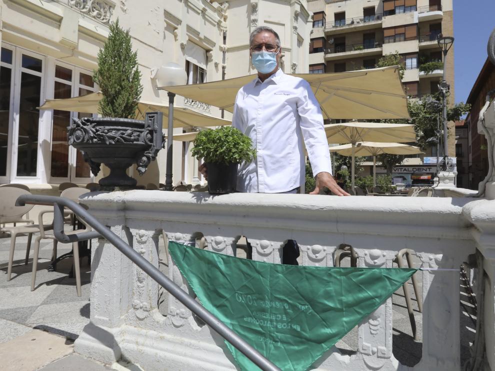 Carmelo Bosque, con una maceta de albahaca en la terraza del Casino, donde está su restaurante Lillas Pastia.