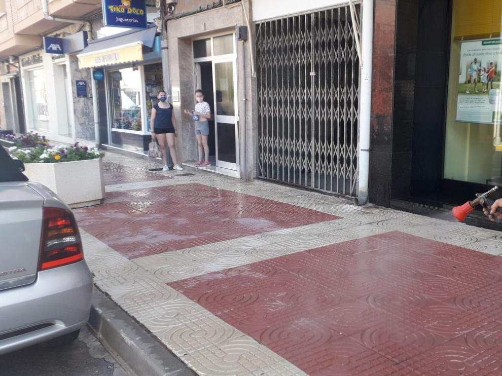Operarios municipales trabajan en la desinfección de calles en Utrillas.