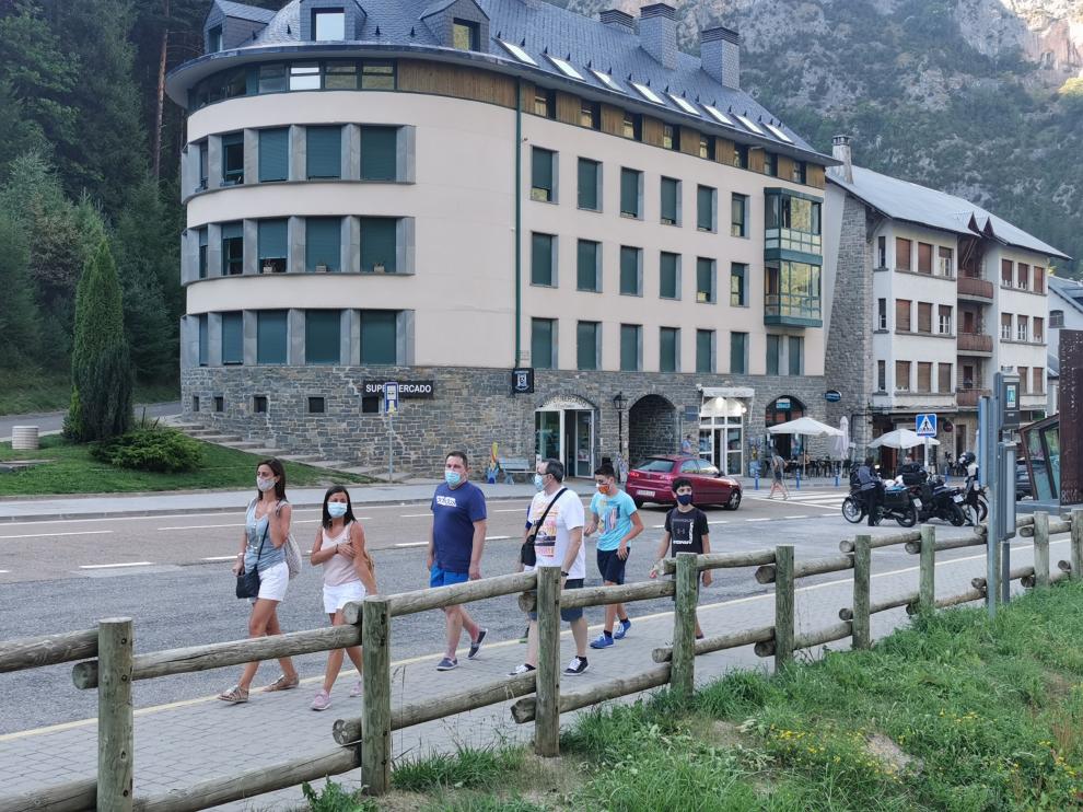 Un grupo de turistas paseando este jueves por Canfranc, todos ellos provistos de mascarillas.