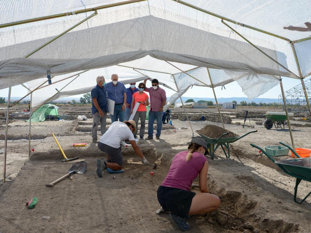 Visita institucional durante el inicio de la campaña de excavaciones en La Caridad.