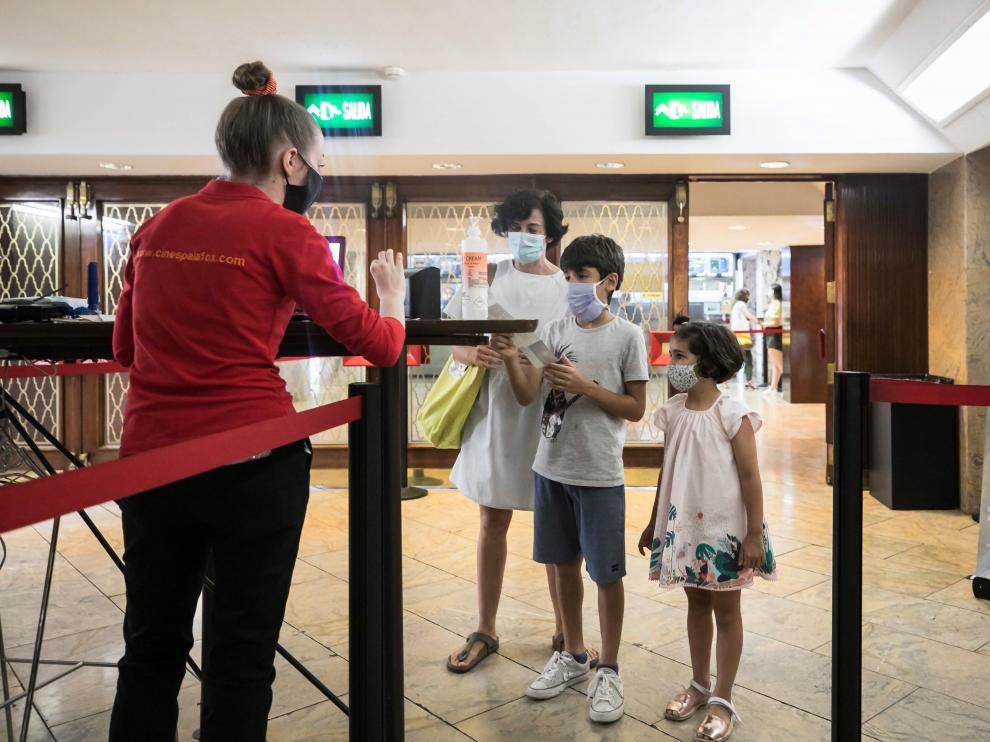 Raquel, Matías y Guadalupe, ayer, entre los primeros espectadores de los cines Palafox