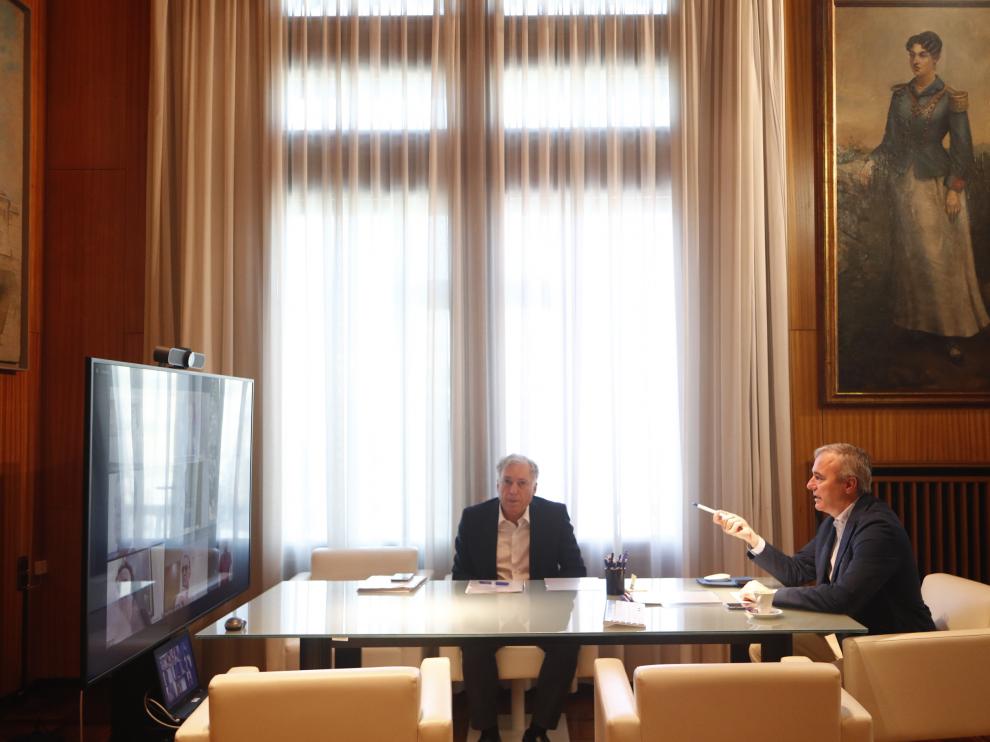 Jorge Azcón durante la reunión telemática mantenida esta mañana con otros alcaldes del país.