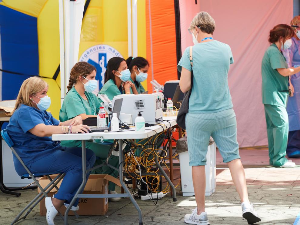 Cribado masivo y voluntario para detectar casos de coronavirus en la localidad de Tarrasa, en Barcelona, este viernes.