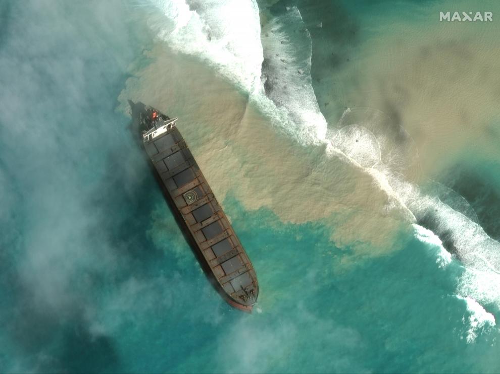 Imagen del buque MV Wakashio, que navegaba desde China con rumbo a Brasil, que transportaba unas 200 toneladas de diésel y 3.800 de petróleo