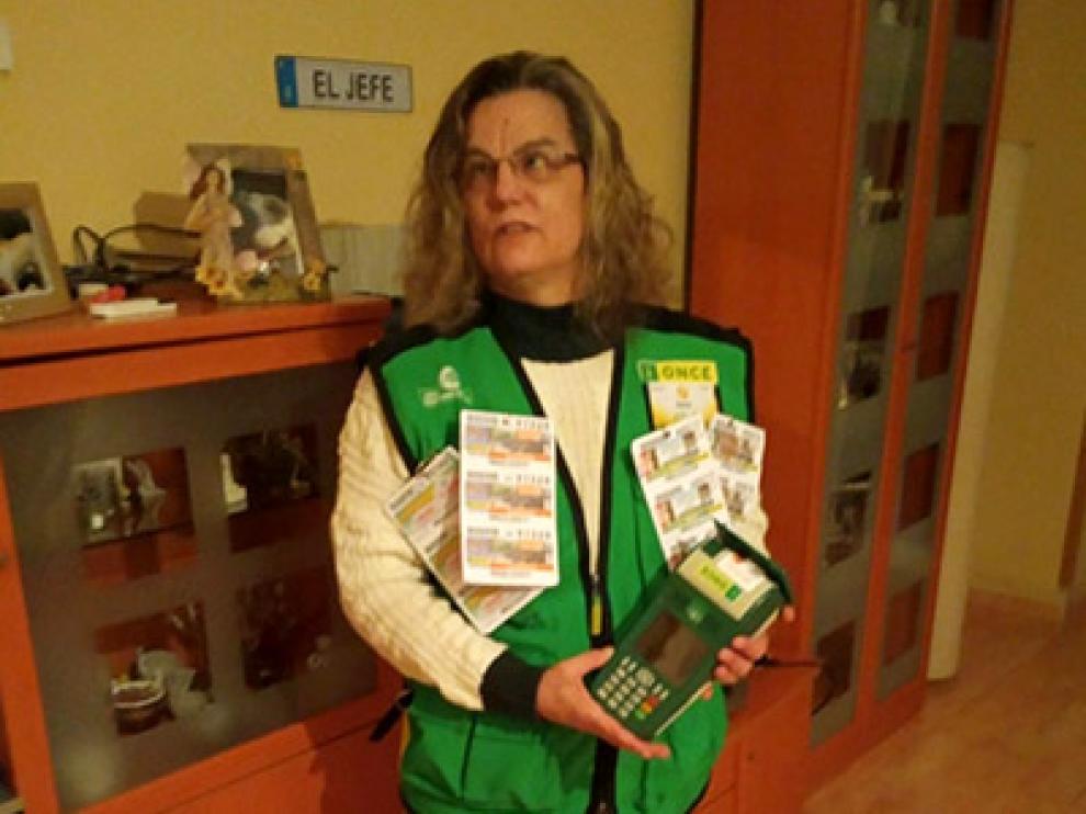 La agente vendedora de la ONCE Rosa Pinto que ha repartido la suerte del Eurojackpot en Gerona
