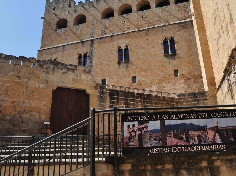 A la izquierda, la puerta que cierra el paso a la explanada del castillo que ha provocado la contestación.