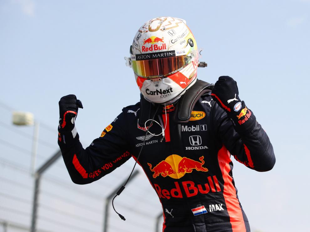 El piloto de Red Bull Max Verstappen celebra la victoria.