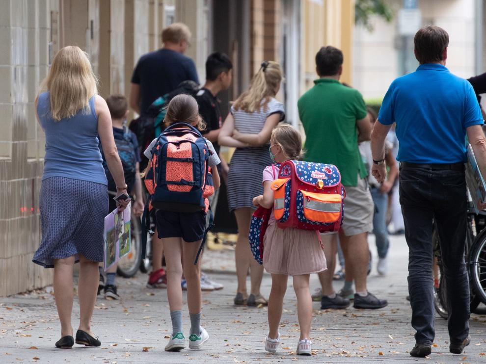 Berlin (Germany), 10/08/2020.- Students and parents arrive to Catholic school St. Louis (Katholische Grundschule Sankt Ludwig) in Berlin, Germany, 10 August 2020. Many of Germany's federal states have planned on making face masks compulsory in schools due to the ongoing coronavirus pandemic. (Alemania) EFE/EPA/HAYOUNG JEON New school year begins in Germany amid coronavirus woes