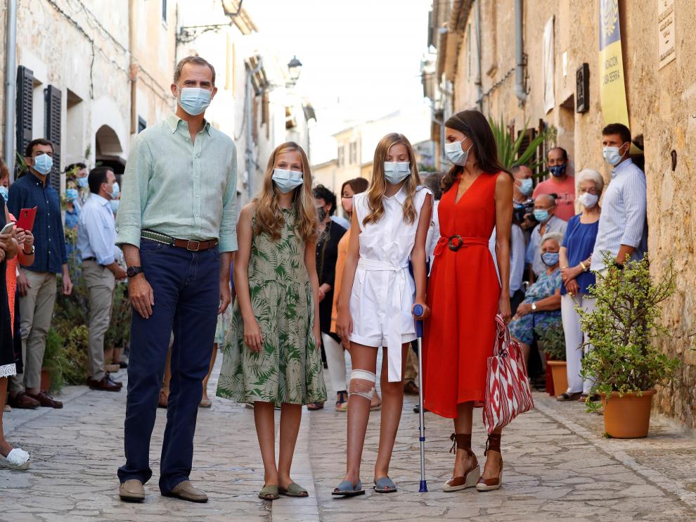 La infanta Sofía acompañada por sus padres y su hermana en Baleares