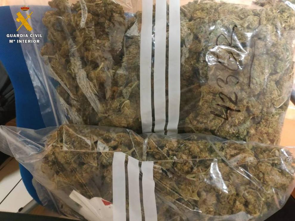 Las dos bolsas de marihuana incautadas.