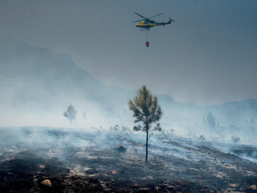 Imagen del incendio en la localidad de Lobios, que aún continúa activo.