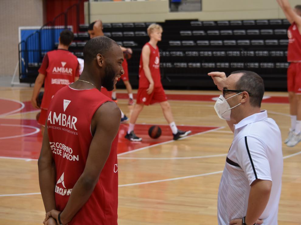 Diego Ocampo, entrenador del Casademont Zaragoza, dialoga con Sulaimon.