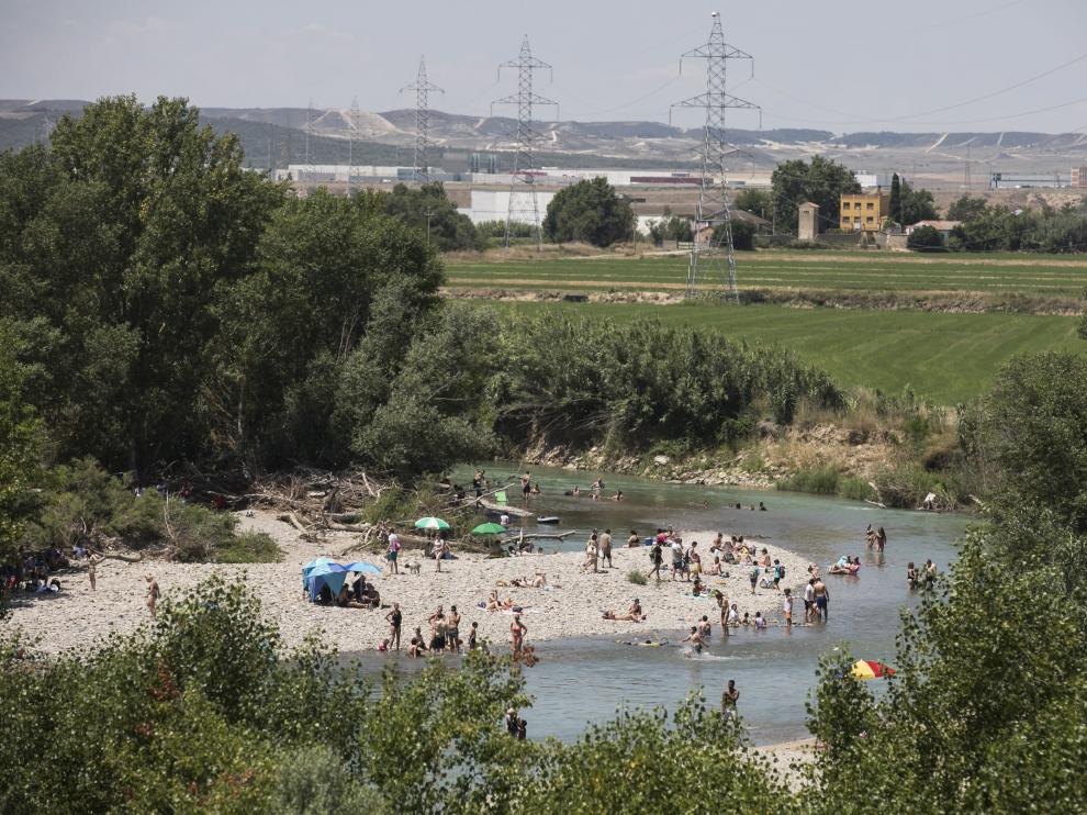 La Peña del Cuervo, en el barrio de Peñaflor, un domingo de finales de junio con una gran afluencia de bañistas.