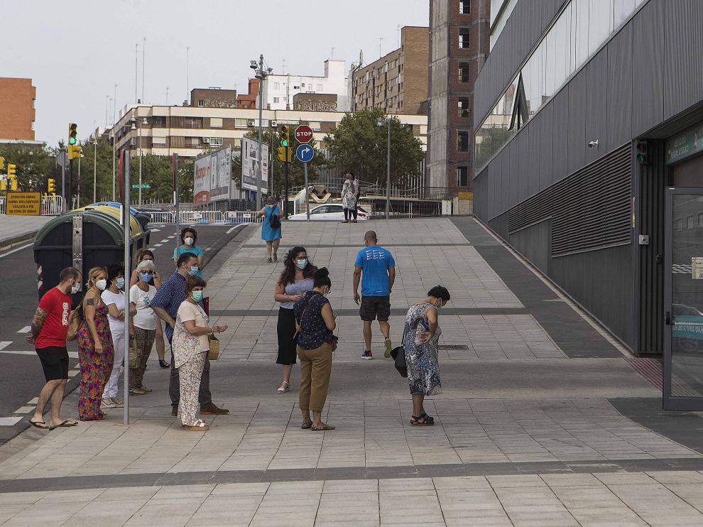 Varias personas esperaban este lunes en el Inocencio Jiménez para la prueba PCR.