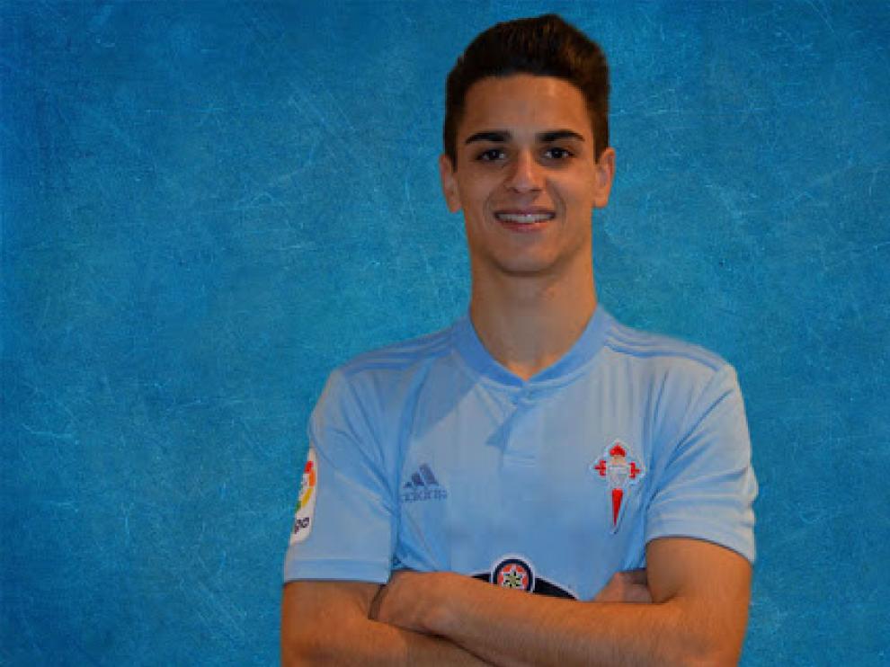 Sergio Bermejo, posando con la camiseta del Celta de Vigo.