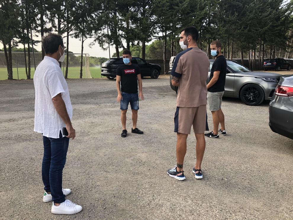 Jugadores de la SD Huesca junto al doctor Sarasa, durante la realización de los test.