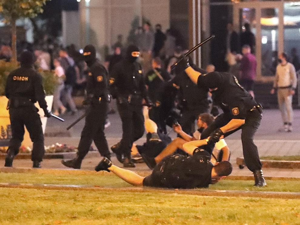 Las protestas en la calle fueron contenidas por la policía