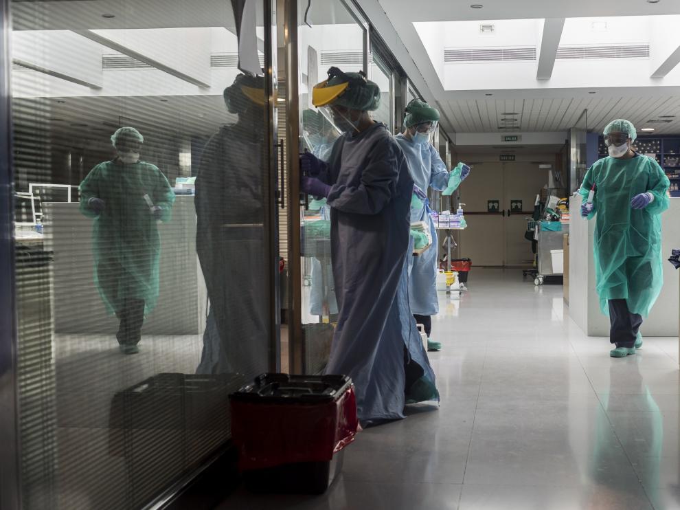 Personal sanitario en una uci durante la pandemia.