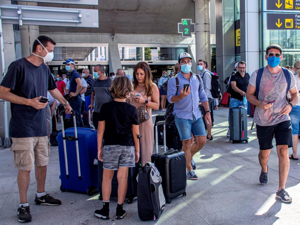 Viajeros el pasado domingo en el aeropuerto de Mallorca.