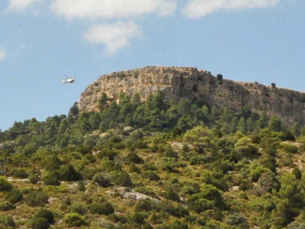 Un helicóptero, durante el rescate de la montañera en Caixa, entre Beceite y Valderrobres.