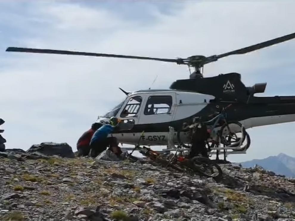 Jesús Calleja disfrutó de esta modalidad deportiva de descenso desde el pico Punta Suelza, en el Valle de Bielsa, de la mano de la empresa Altitude Helibike & Ski.