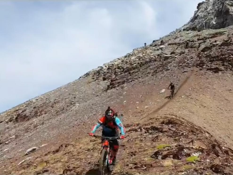 Jesús Calleja disfrutó de esta modalidad deportiva de descenso desde el pico Punta Suelza, en el Valle de Bielsa, de la mano de la empresa Altitude Helibike & Ski.